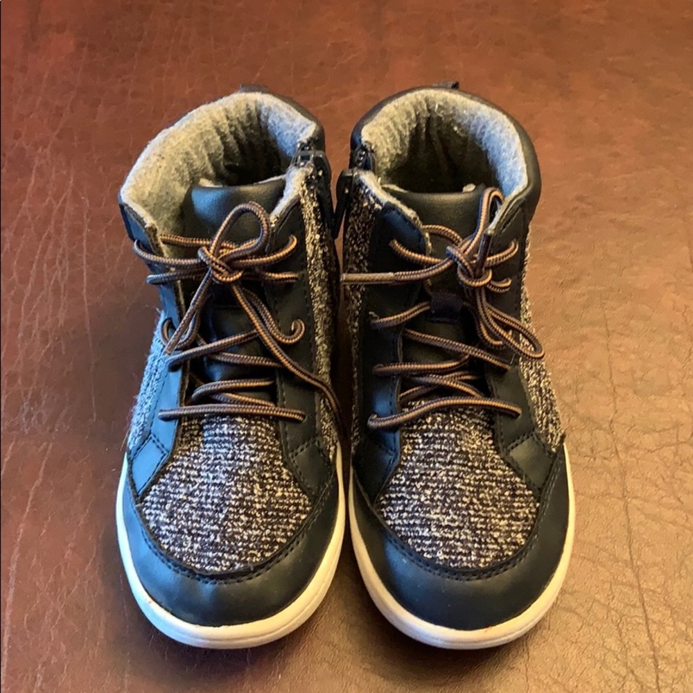 Boys casual high top shoe. Excellent condition